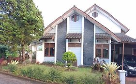 Villa Bougenville 2, Jalan Raya Kota Bunga